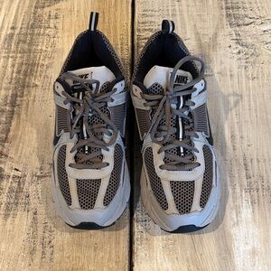 Nike Men’s Gray and Black Mesh Athletic Sneakers